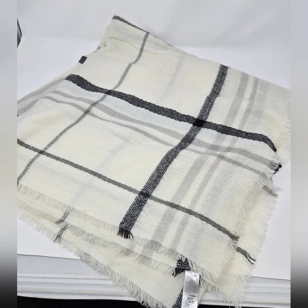 OLD NAVY OVERSIZE FLANNEL BLANKET SCARF CREAM PLAID SHAWL WRAP WOMEN OS COZY